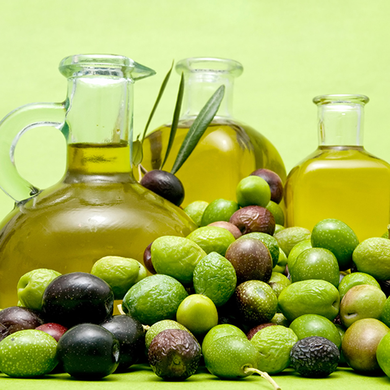 Оливковое масло жидкое. Оливковое масло. Свежевыжатое оливковое масло. Оливковое масло Марокко. Пищевая промышленность Испании.